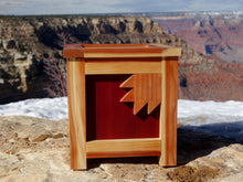 Load image into Gallery viewer, QUILTERS BEARCLAW REDWOOD PLANTER